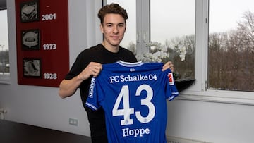 Matthew Hoppe posa con la camiseta del Schalke 04.