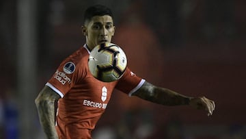 Argentina&#039;s Independiente midfielder Pablo Hernandez eyes the ball during the Copa Sudamericana sixteen round fisrt leg football match against Ecuador&#039;s Universidad Catolica at Libertadores de America stadium in Avellaneda, Buenos Aires on July 25, 2019. Independiente won 1-0. (Photo by JUAN MABROMATA / AFP)