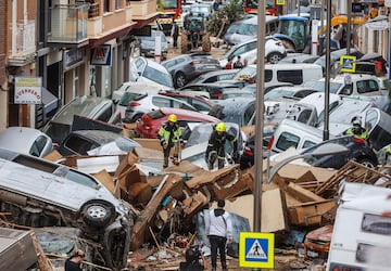 Decenas de coches amontonados tras las lluvias torrenciales que provocaron inundaciones en Sedaví, Valencia.