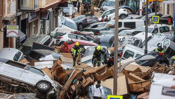 Decenas de coches amontonados tras las lluvias torrenciales que provocaron inundaciones en Sedaví, Valencia.