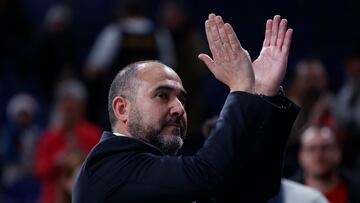 MADRID 31/12/2023.- El entrenador del Real Madrid Chus Mateo durante el partido correspondiente a la jornada 16 de la Liga Endesa que ambos clubes disputan este domingo en el WiZink Center, Madrid. EFE/ Daniel Gonzalez