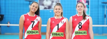 Flavia Montes (C), María Fernanda López Torres y Giulia Montalbetti, centrales de la selección U20 de voleibol femenino de Perú.