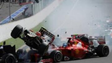 <b>HUBO SUERTE. </b>Afortunadamente Alonso salió ileso del accidente en la salida de Spa, pero la FIA no quiere depender más de la suerte en estas colisiones tan aparatosas.