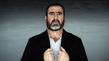 El exfutbolista francés del Manchester United, Eric Cantona, posando.