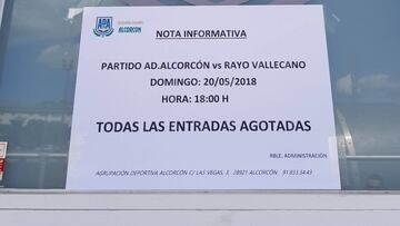 Cartel de 'Entradas Agotadas' en Santo Domingo.