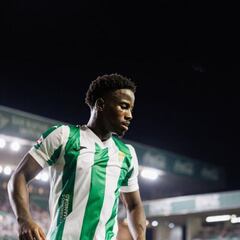 Líder destacado de Segunda División e invicto... si solo jugase en casa