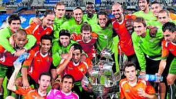 <b>CAMBIO RADICAL. </b>El Betis, que vuelve a tener buenas sensaciones, posa con la Carabela de Plata.