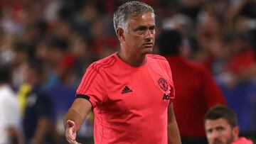 Mourinho fears "difficult season" for Manchester United