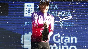 Sergio Chumil celebra su victoria en el podio de O Gran Camiño.