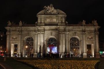 Un momento del acto 'In Memoriam', organizado por Cogam en la Puerta de Alcalá con motivo del Día Mundial del Sida.