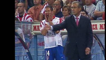 Simeone, junto a Manzano en una imagen del documental.