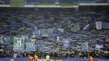 Fan&aacute;ticos del Dynamo Kiev animan a su equipo ante Chelsea 