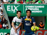 ELCHE (ALICANTE), 01/03/2026.- El defensa del RCD Espanyol Omar El Hilali (d) y el centrocampista del Elche Aleix Febas (i) durante el partido de Liga disputado este domingo en el estadio Martínez Valero de Elche. EFE/Pablo Miranzo