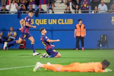 3-0.El jugador andaluz del Barcelona avanza por el campo del Valencia y finaliza con un disparo con la izquierda para batir a Julen Agirrezabala. En la imagen, Fermín celebra su segundo tanto.