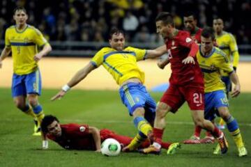 El jugador de Suecia, Johan Elmander, disputa un balón con los jugadores de Portugal Pepe y Joao Pereira, mientras los jugadores de Suecia Kim Kallstrom y Alexander Kacaniklic lo observan