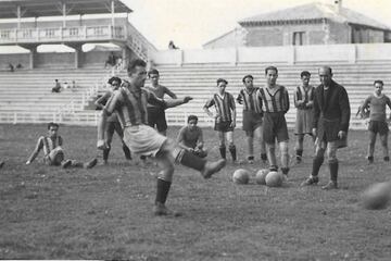 Paco González observa el golpeo de Tomás durante un entrenamiento.