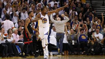 OAKLAND, CA - DECEMBER 28: Kevin Durant #35 of the Golden State Warriors reacts during their game against the Toronto Raptors at ORACLE Arena on December 28, 2016 in Oakland, California. NOTE TO USER: User expressly acknowledges and agrees that, by downloading and or using this photograph, User is consenting to the terms and conditions of the Getty Images License Agreement. Ezra Shaw/Getty Images/AFP
== FOR NEWSPAPERS, INTERNET, TELCOS & TELEVISION USE ONLY ==