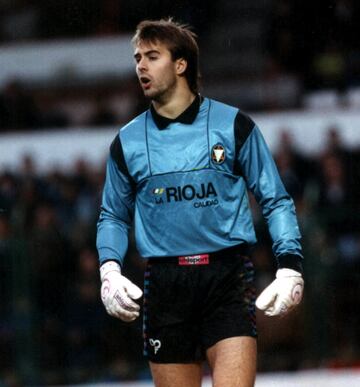 Jugó con el C.D. Logroñés un total de 108 partidos en Primera División. Durante su etapa en el equipo riojano fue llamado por primera vez para jugar con la Selección, fue un amistoso contra Croacia en marzo de 1994. 