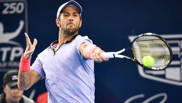 Fernando Verdasco devuelve una bola ante Yoshihito Nishioka en el ATP Shenzhen Open.