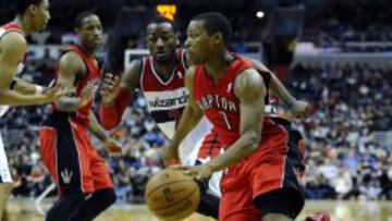 Kyle Lowry (7) intenta driblar a John Wall (2).