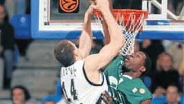 <b>ESTRATOSFÉRICO. </b>Pietrus tapona a Pekovic, que entraba a matar.