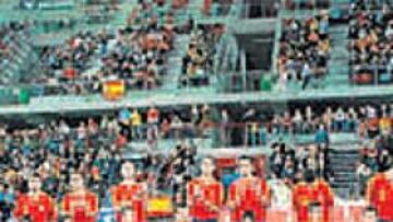 <b>GRAN AMBIENTE. </b>La afición se volcó en el debut de España en Pinto.