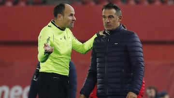 Soccer Football - LaLiga - RCD Mallorca v FC Barcelona - Visit Mallorca Stadium, Palma, Mallorca, Spain - January 2, 2022 Referee Antonio Mateu Lahoz talks to RCD Mallorca coach Luis Garcia Plaza REUTERS/Nacho Doce