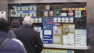 Varias personas en una administraci&oacute;n de loter&iacute;a de Navidad de la Puerta del Sol cuando quedan menos de tres semanas para el Sorteo Extraordinario de la Loter&iacute;a de Navidad, a 7 de diciembre de 2021, en Madrid (Espa&ntilde;a).