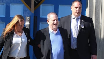 Imponen una fianza de 10 millones de dólares a Harvey Weinstein tras entregarse a la policía.