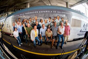 (De izq. a der.) Rodríguez, Binaburo, Arcega, Beirán, Llorente, Maragall, Corbalán, De la Cruz, Epi, Solozábal, Jiménez, Romay e Iturriaga fueron homenajeados en el España-Dominicana por los 40 años de la plata del 84. Alicante también recordó a los fallecidos Fernando Martín, Díaz-Miguel y Lluís Cortés, héroes igualmente en Los Ángeles.