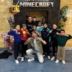 Barrul vuelve al cine donde defendió a una mujer maltratada, pero con 10 niños