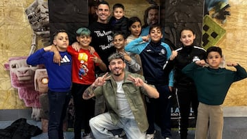 El boxeador Antonio Barrul en el cine junto a los niños.