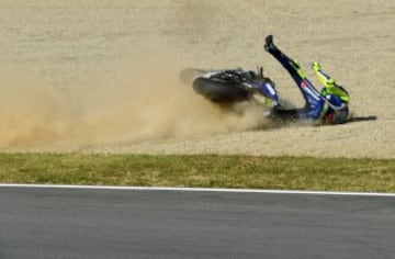 Caída de Valentino Rossi. 