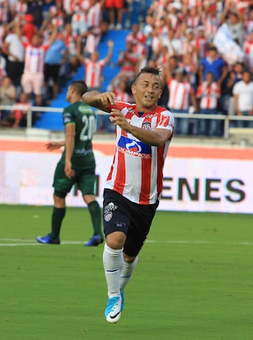 El equipo dominó el partido. Hizo tres goles y Viera atajó un penal.