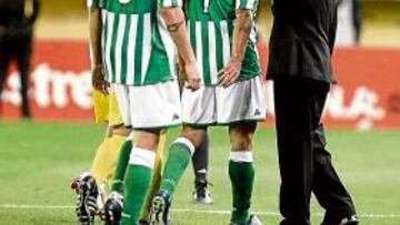 <b>CABIZBAJA. </b>Así acabó la plantilla verdiblanca tras el duro palo de la derrota en El Madrigal.