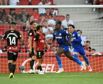 Suyo fue el 0-2 azulón, un gol de los que bien merece pagar una entrada. Uche se desmarcó, recogió un balón cerca de la frontal y se sacó un derechazo directo a la escuadra. Ese tanto terminó con el sueño europeo del Mallorca y sentenció la permanencia del Getafe, de quien es uno de sus pilares.
