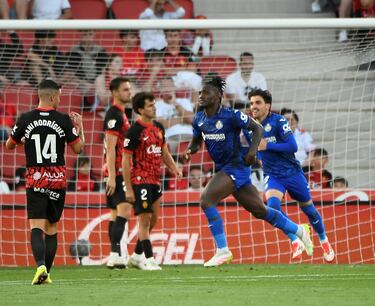 Suyo fue el 0-2 azulón, un gol de los que bien merece pagar una entrada. Uche se desmarcó, recogió un balón cerca de la frontal y se sacó un derechazo directo a la escuadra. Ese tanto terminó con el sueño europeo del Mallorca y sentenció la permanencia del Getafe, de quien es uno de sus pilares.