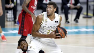 Walter Tavares, p&iacute;vot del Real Madrid, durante el partido ante el Casademont Zaragoza.