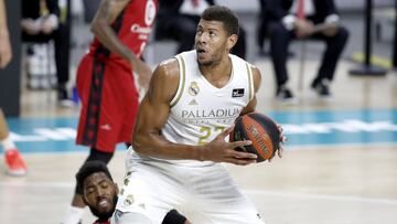 Walter Tavares, p&iacute;vot del Real Madrid, durante el partido ante el Casademont Zaragoza.