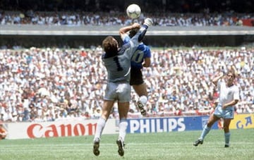 El gol de Maradona en México 1986. Los ingleses todavía se molestan al recordarlo, sería bautizada por el mismo Diego como “la mano de Dios”.