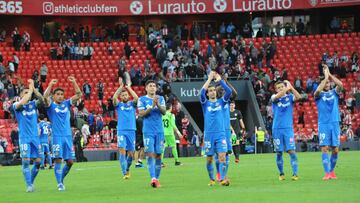Los jugadores del Getafe saludan tras ganar en San Mamés.