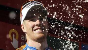 <b>FELICIDAD. </b>Tyler Farrar celebra su triunfo en el podio.