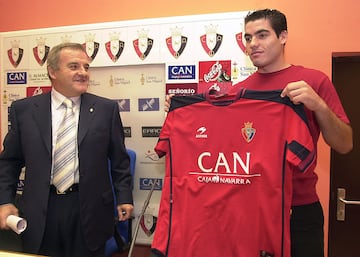 El canterano del Atl谷tico de Madrid pas車 por el Club Atl谷tico Osasuna antes de realizar su segunda etapa por el conjunto rojiblanco. Pas車 dos temporadas en el equipo pamplonica en calidad de cedido.