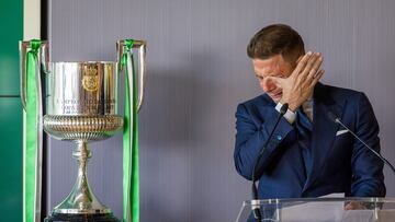 SEVILLA, 20/04/2023.-El capitán del Real Betis, Joaquín Sánchez, emocionado en el acto de despedida que se le ha hecho este jueves en la ciudad deportiva del club tras anunciar ayer su retirada a los 41 años como futbolista profesional al final de esta temporada cuando acaba su contrato. EFE/ Julio Muñoz
