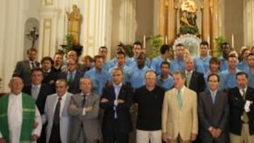 <b>GRUPO. </b>La plantilla y Consejo del Betis realizó ayer la ofrenda floral en el Colegio Claret.