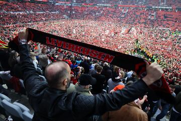 Los aficionados del Bayer Leverkusen invadieron en masa el césped del BayArena tas finalizar el encuentro y celebrar el primer título en la Bundesliga de su equipo.