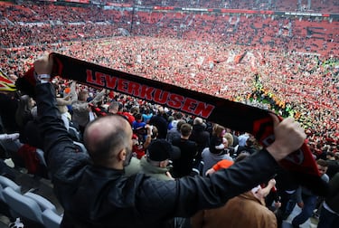 Los aficionados del Bayer Leverkusen invadieron en masa el césped del BayArena tas finalizar el encuentro y celebrar el primer título en la Bundesliga de su equipo.
