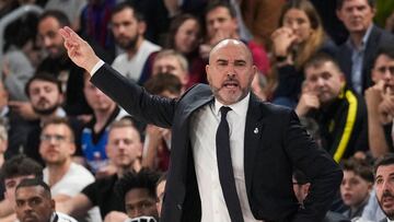 BARCELONA, 28/11/2024.- El entrenador del Real Madrid Chus Mateo durante el partido de EuroLiga que Barça y Real Madrid disputan este jueves en el Palau Blaugrana, en Barcelona. EFE/ Enric Fontcuberta.