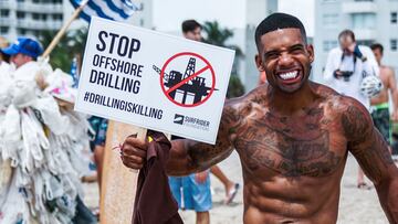 Surfista con un cartel de protesta