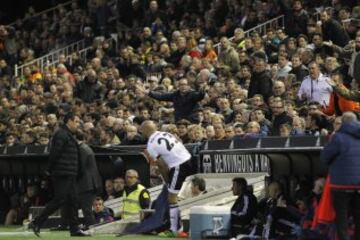 Gary Neville la lía con el cambio de Negredo